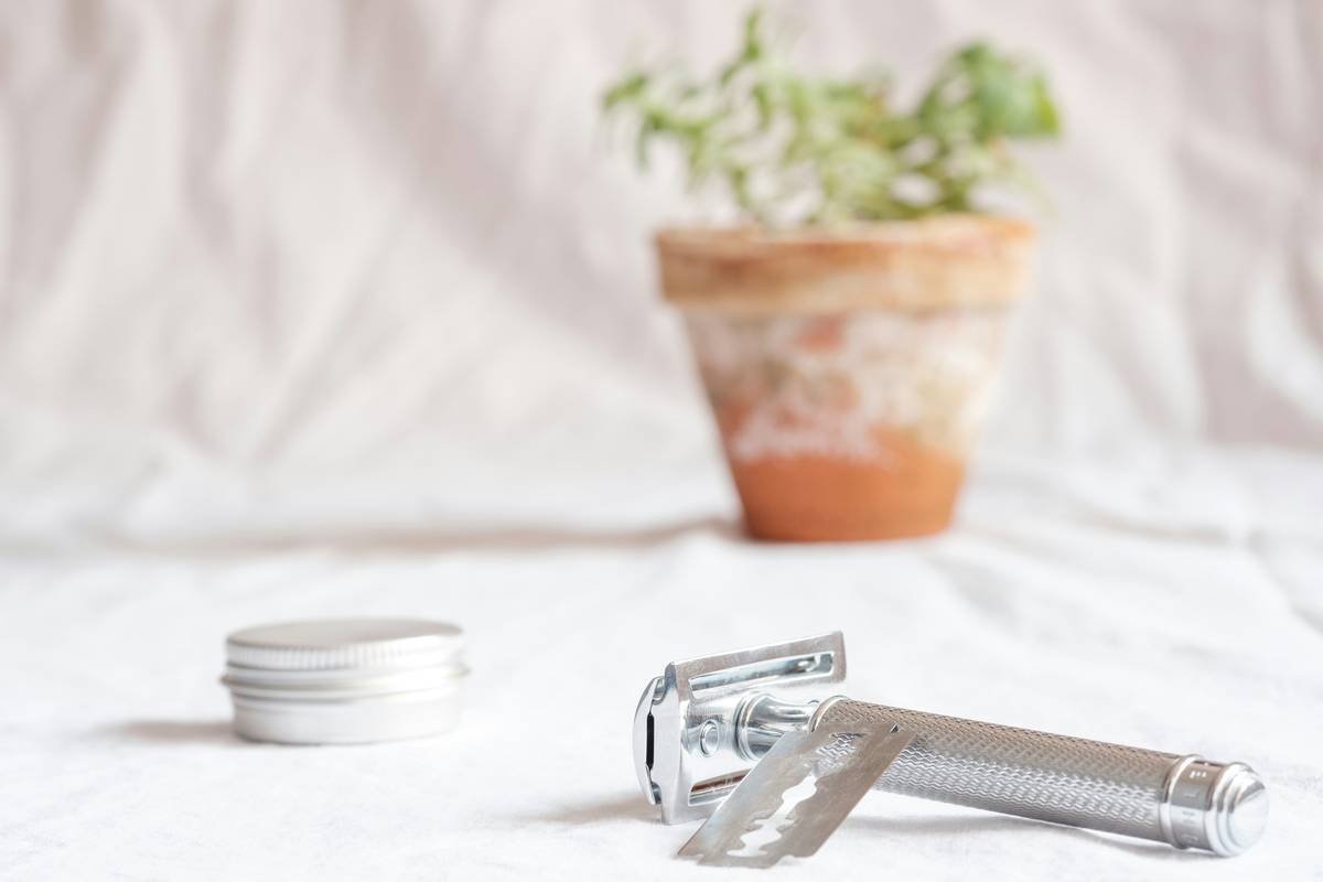 Infographic comparing common non-vegan vs. plant-based shaving gel ingredients with icons for lanolin, glycerin sources, and certifications